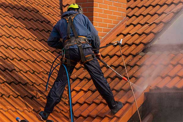 Cseréptető tisztítása magasnyomású tetőmosással