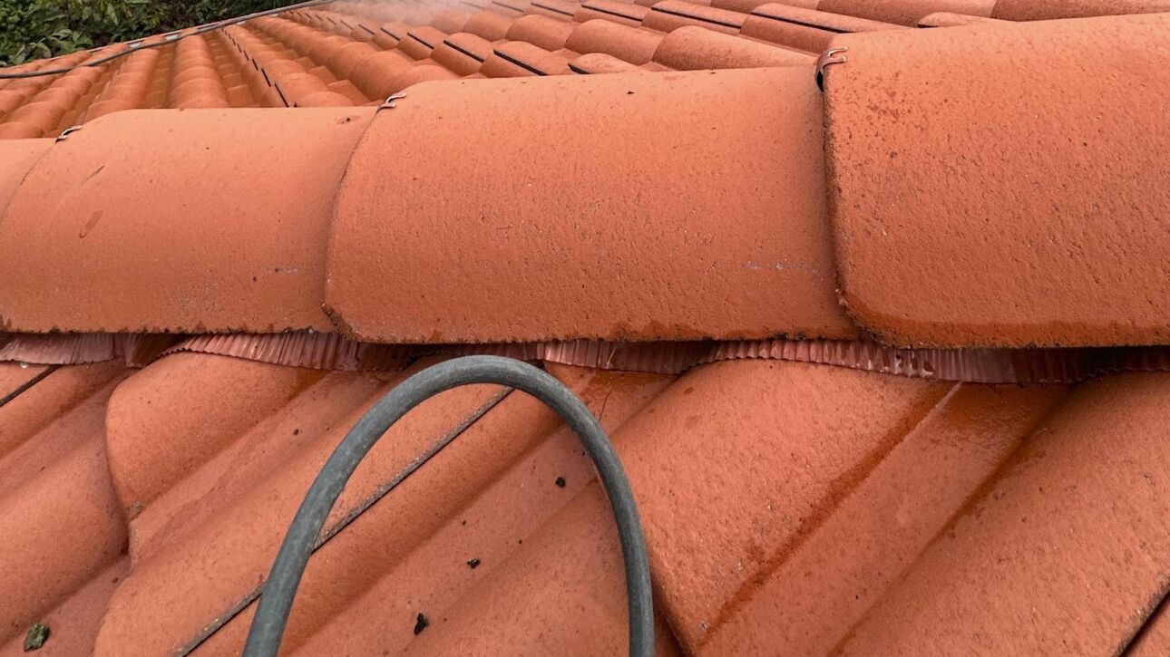 Mohás tető tisztítása Battonya városában magasnyomású mosóval