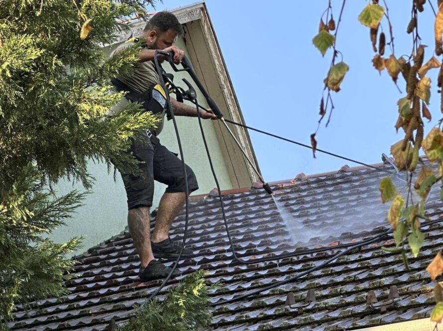 mohás tető tisztítása Budapest városában magasnyomású mosóval