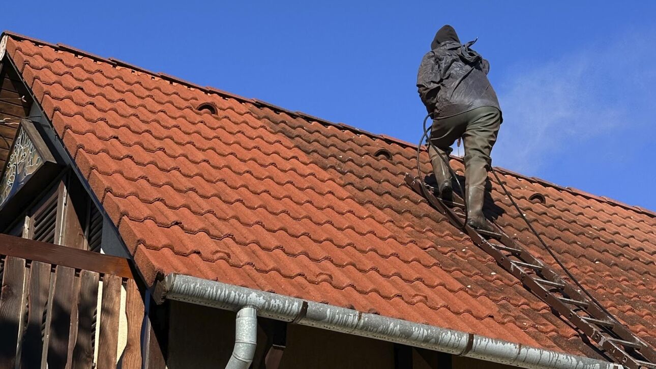 Tetőcserép mosás Eger városában magasnyomású mosóval