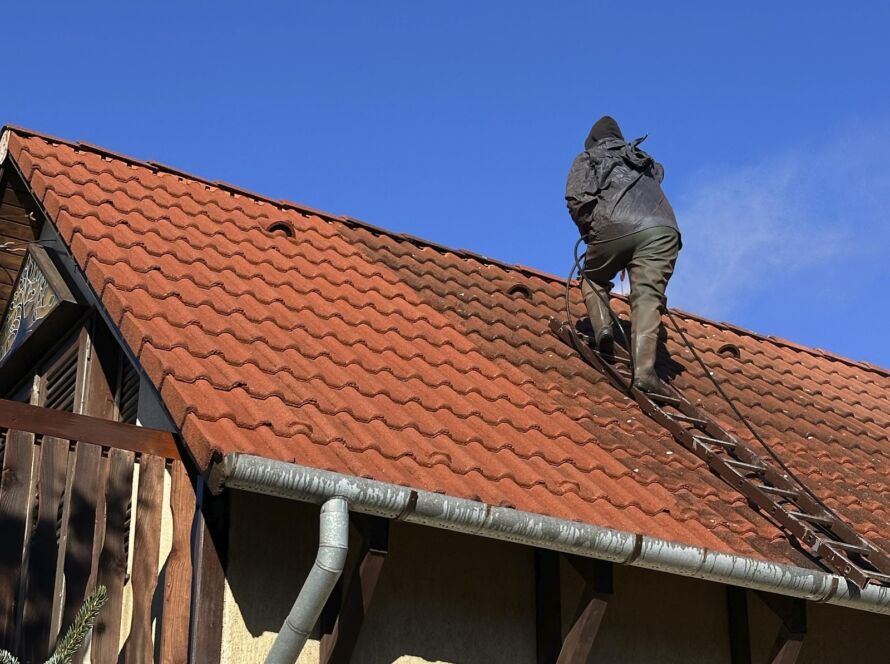 Tetőcserép mosás Eger városában magasnyomású mosóval