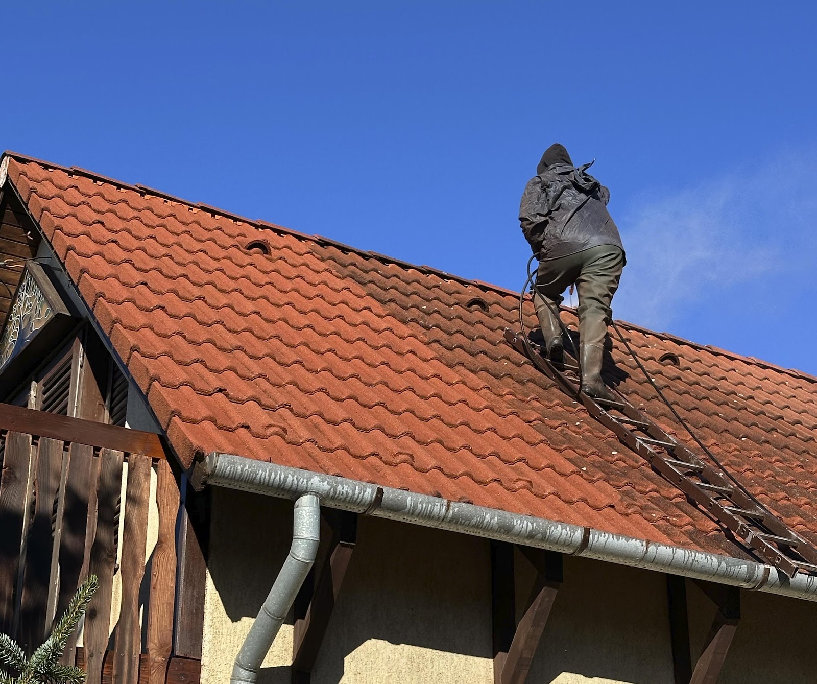 tetőtisztítás Eger városában magasnyomású mosóval