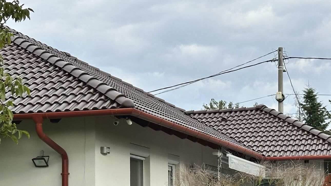 Tetőfestés árak Gödöllő városában magasnyomású mosóval