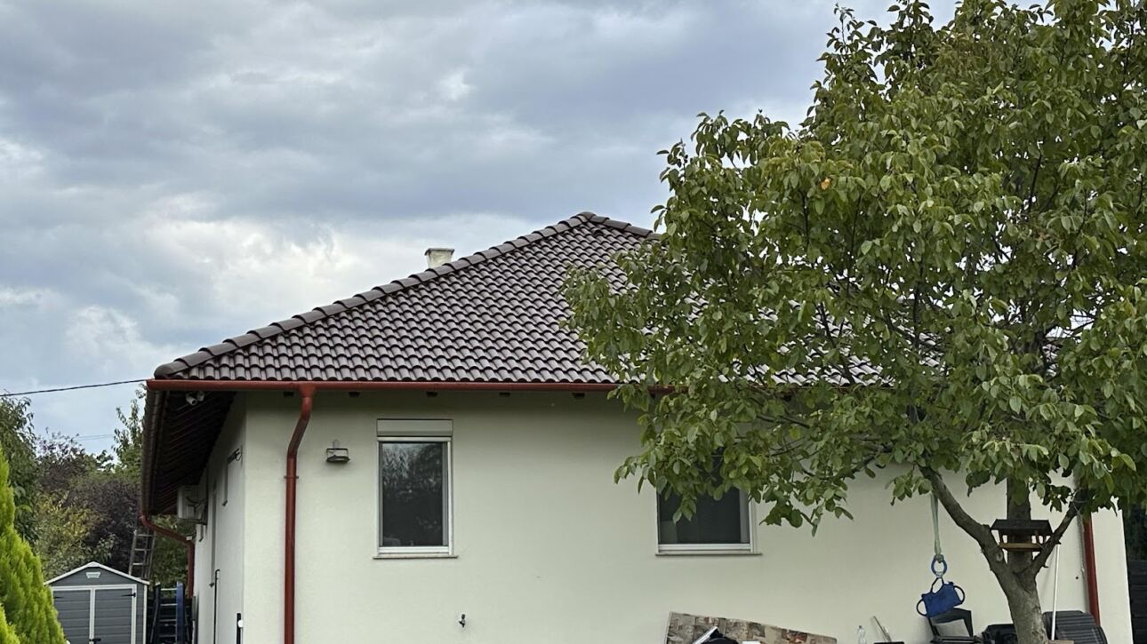 Tetőfestés árak Gödöllő városában magasnyomású mosóval