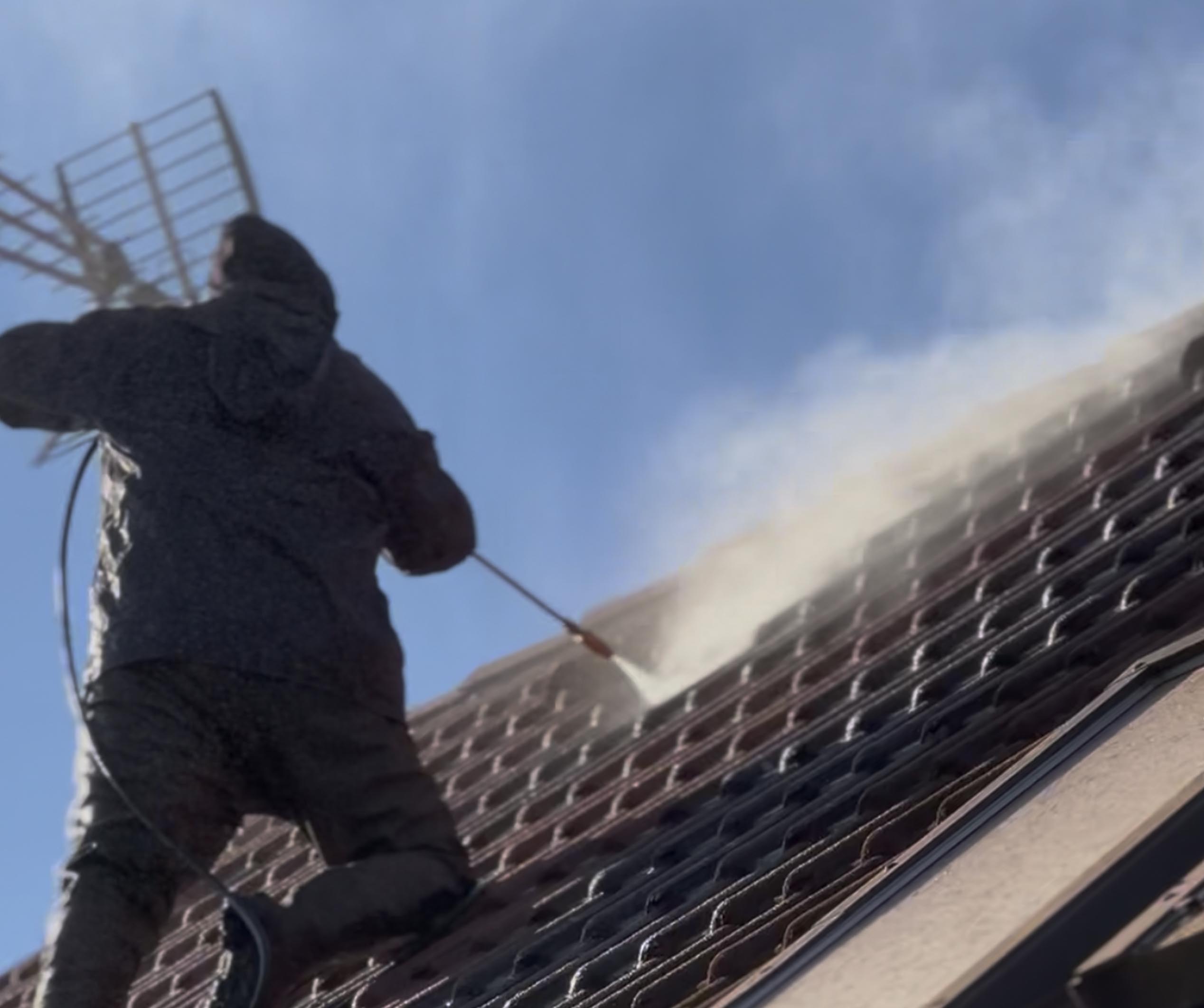 Professzionális tetőtisztítás Heves tetőtisztítás Heves Heves városában magasnyomású mosóval