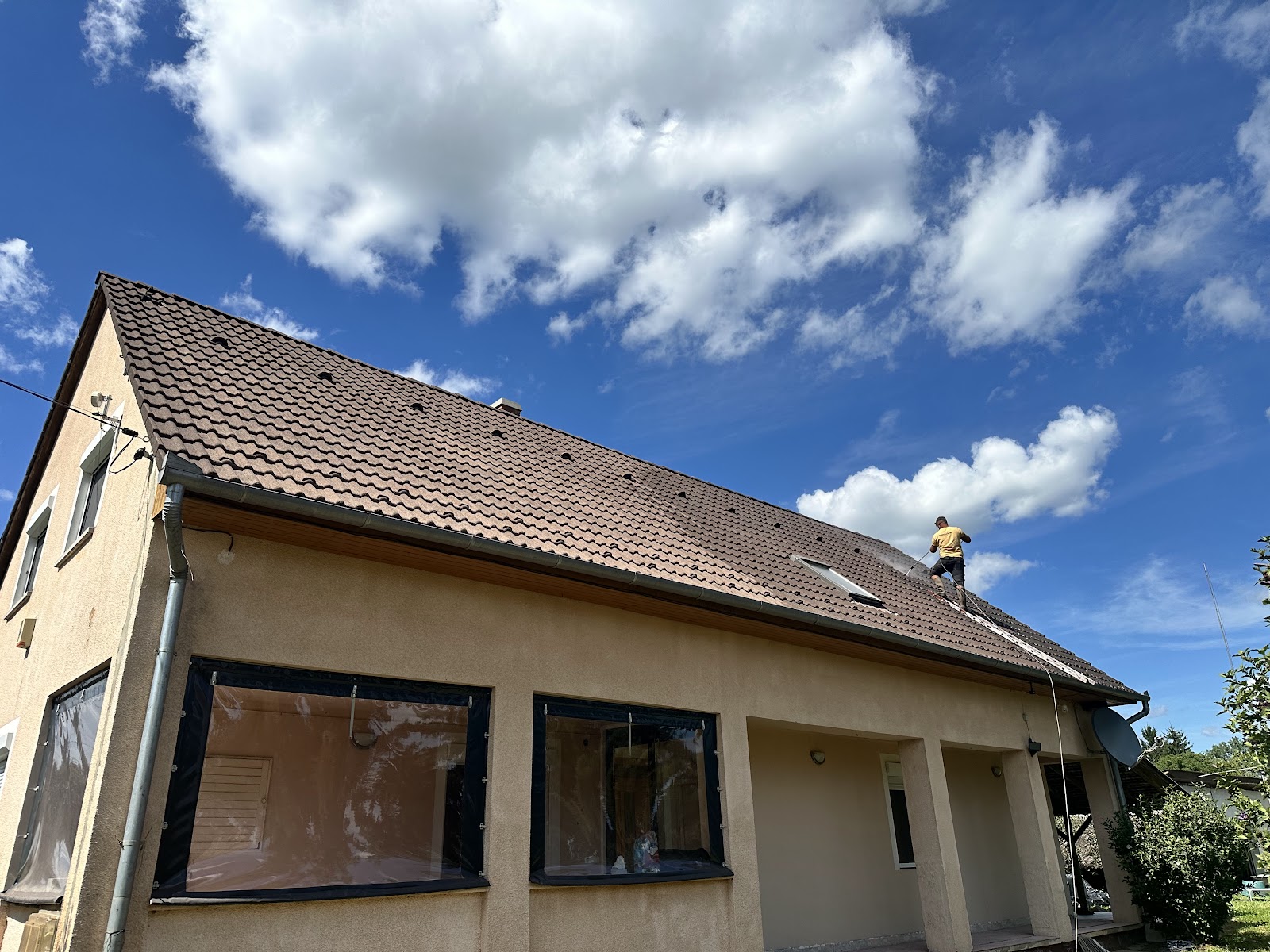 Professzionális tetőtisztítás Nagyatád Tetőtisztítás Nagyatád városában magasnyomású mosóval