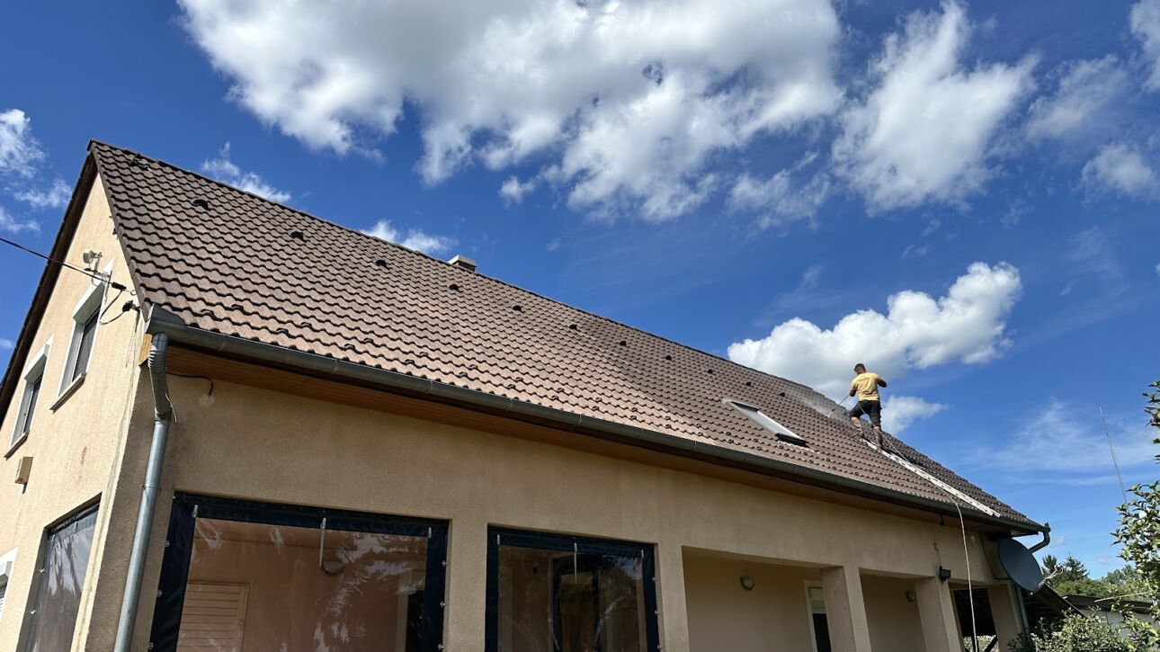 Mohás tető tisztítása Tompa városában magasnyomású mosóval