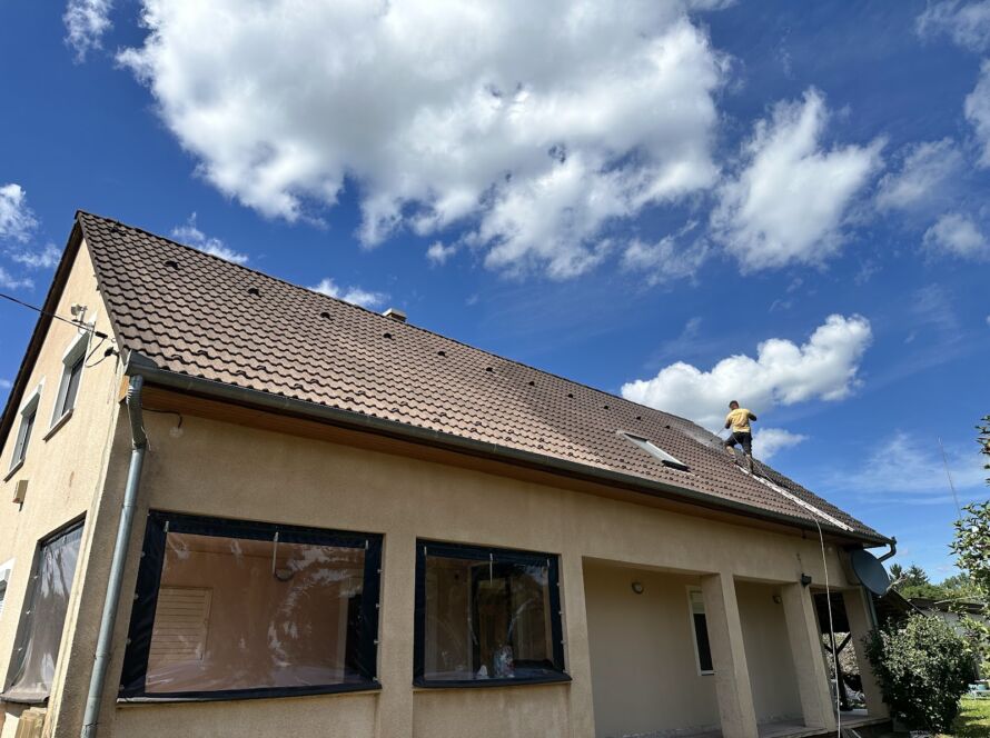 Mohás tető tisztítása Tompa városában magasnyomású mosóval