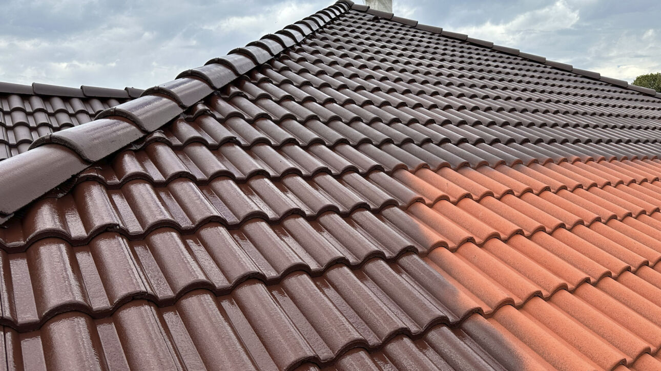 Tetőfestés kivitelezés közben, két rétegű bevonattal