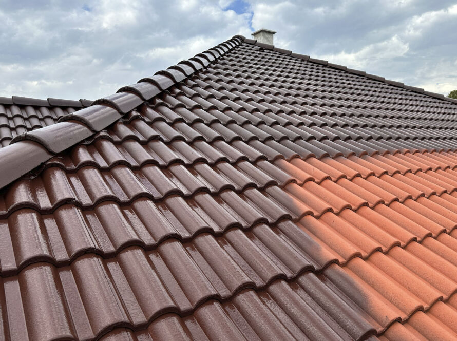 Tetőfestés kivitelezés közben, két rétegű bevonattal