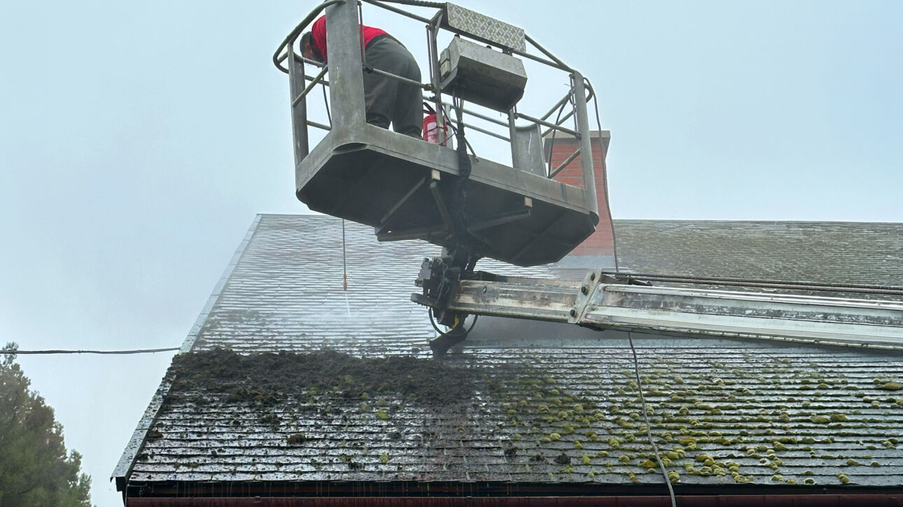 Tetőmosás előtte és utána állapot családi házon