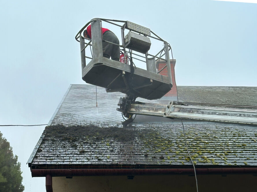 Tetőmosás előtte és utána állapot családi házon